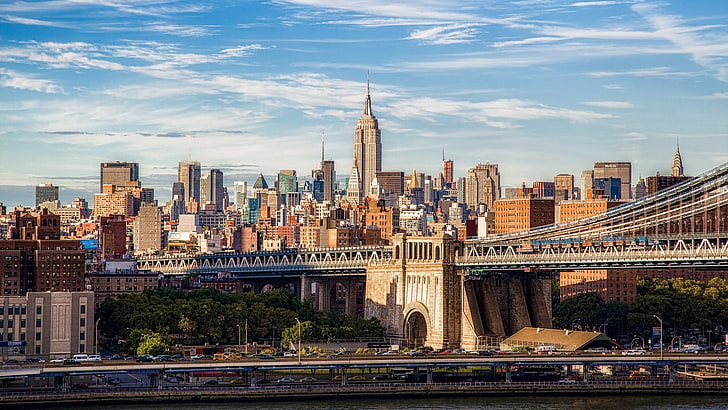 Нью-Йорк, коричневые бетонные конструкции, Нью-Йорк, небоскреб, городской пейзаж, город, Эмпайр Стейт Билдинг, мост, здание, облака, Манхэттенский мост, HD обои