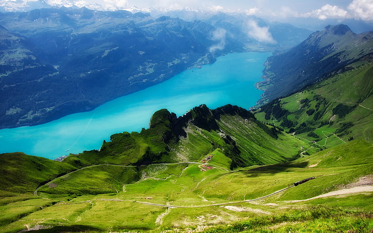 Foto aérea de montaña verde al lado del cuerpo de agua, paisaje, montañas, naturaleza, Fondo de pantalla HD
