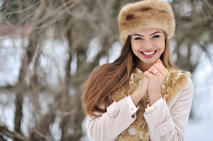 Frauen braune Pelzmütze, Winter, schauen, Mädchen, Schnee, Gesicht, Lächeln, Stimmung, Hut, Hände, Handschuhe, Pelz, Mantel, HD-Hintergrundbild