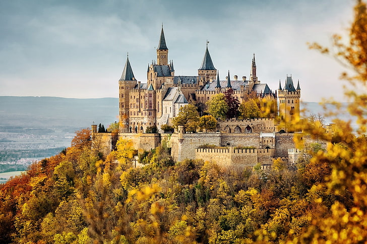 brązowy betonowy zamek, architektura, budynek, zamek, chmury, wieża, drzewa, natura, Niemcy, jesień, liście, las, krajobraz, wzgórza, ściana, Burg Hohenzollern, Tapety HD