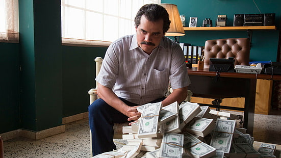 pria yang mengenakan kancing baju putih duduk di kursi kayu putih dekat tumpukan tumpukan uang dolar AS, Narcos, Serial TV, Wagner Moura, Pablo Escobar, Raúl Méndez, Wallpaper HD HD wallpaper