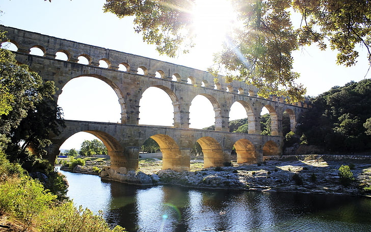 Beige Beton Wahrzeichen, Gebäude, Altbau, Brücke, Aquädukte, Pont du Gard, Fluss, Landschaft, Bäume, Bogen, HD-Hintergrundbild