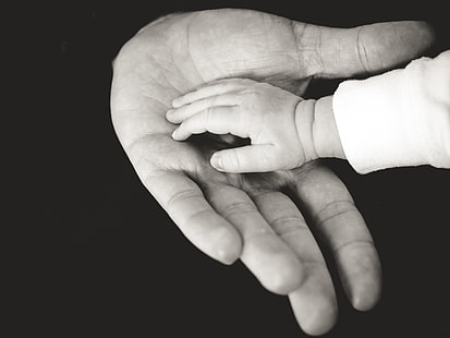 gråskalefoto av händer, barn, föräldrar, händer, omtänksamhet, ömhet, familj, bw, HD tapet HD wallpaper