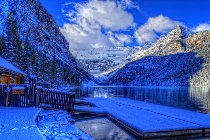 brązowa drewniana chata, zima, las, niebo, chmury, śnieg, drzewa, góry, jezioro, molo, dom, kanada, alberta, park narodowy Banff, Tapety HD
