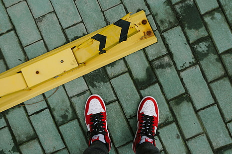 paio di chicago Air Jordan 1's, piedi, scarpe da ginnastica, piastrelle, Sfondo HD HD wallpaper