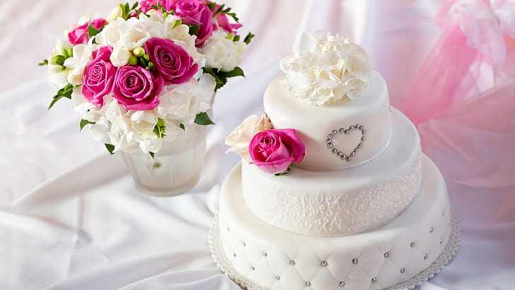 白スタイルケーキ、花束のバラの花、白と紫の花の花束、3層フォンダンケーキ、白、スタイル、ケーキ、花束、バラ、花、 HDデスクトップの壁紙