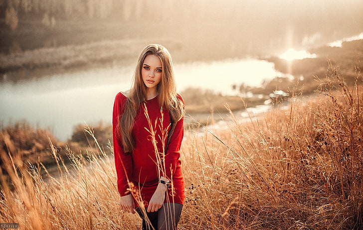 женская красная рубашка с длинным рукавом, женский, Евгений Фрейер, блондинка, портрет, женщины на природе, красное платье, длинные волосы, красный свитер, HD обои