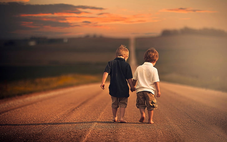 Dua Teman Cinta, dua anak laki-laki berpegangan tangan sambil berjalan wallpaper, Cinta,, teman, dua, Wallpaper HD