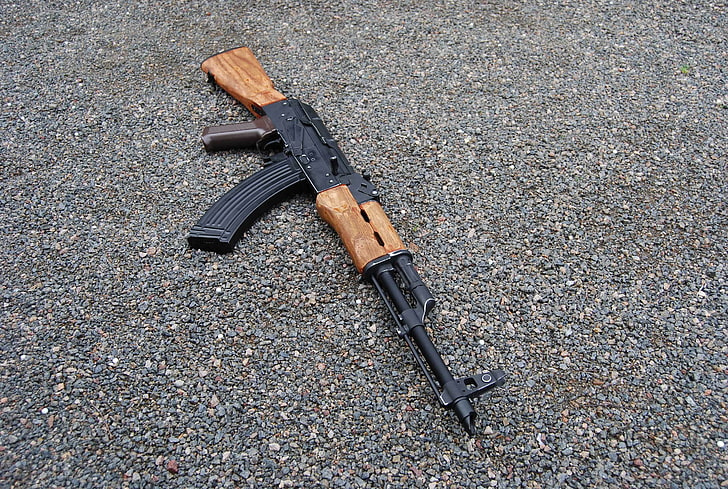 кафява пушка АК-47, оръжия, машина, Калашников, чакъл, камъни, АКМ, HD тапет