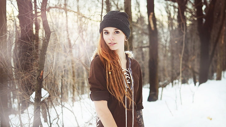 женская бордовая рубашка с кружевным вырезом, женщина, носящая коричневое гнездо возле деревьев в дневное время, женщины, лицо, рыжий, шляпа, зима, снег, солнечный свет, татуировка, дреды, самоубийство Феннек, HD обои
