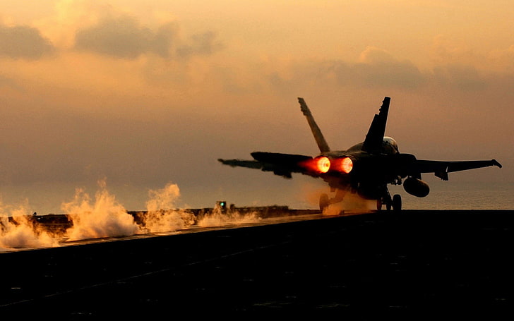 لعبة هليكوبتر باللونين الأسود والأحمر ، تصوير ، طائرة ، طائرة مقاتلة ، طائرة عسكرية ، البحرية الأمريكية ، حاملة طائرات ، McDonnell Douglas F / A-18 Hornet، خلفية HD