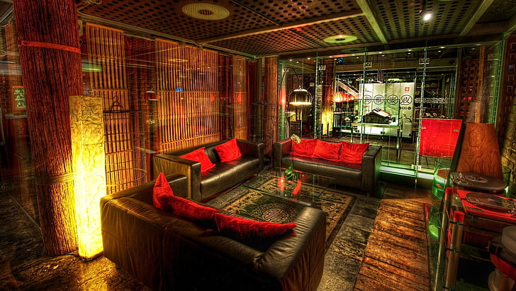 대나무 벽, 인테리어, HDR, 램프, 유리, 소파가있는 조명이있는 방에서 찍은 검은 색과 빨간색 가죽 3 피스 소파 가구 세트, HD 배경 화면