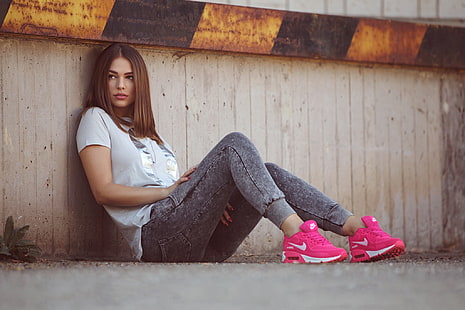 женская серая футболка и розовая обувь Nike, женщины, брюнетка, джинсы, кроссовки, сидя, красные ногти, женщины на улице, Heiko Klingele, HD обои HD wallpaper