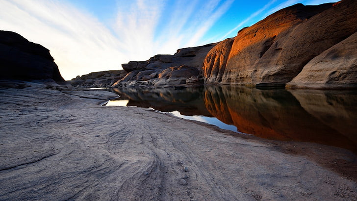 lac entre formations rocheuses, nature, paysage, montagnes, roche, eau, reflet, coucher de soleil, sable, Fond d'écran HD