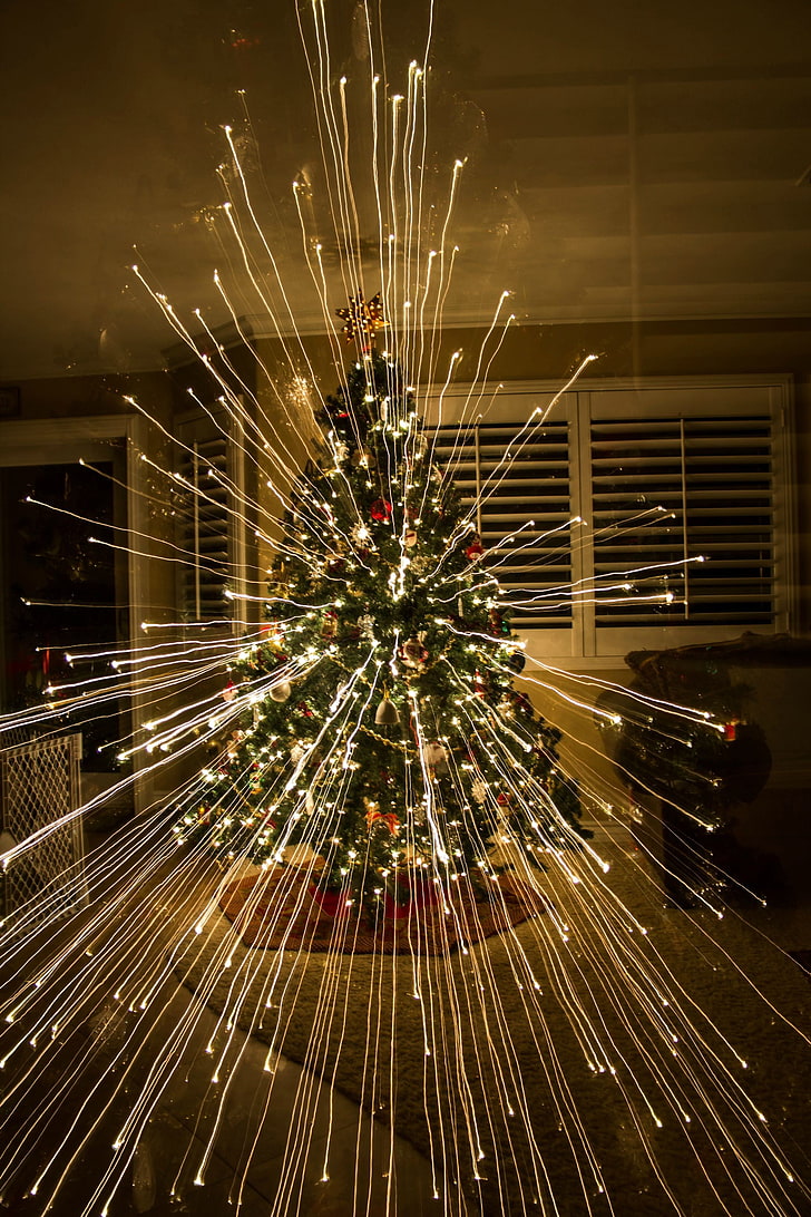شجرة عيد الميلاد مع الأضواء والأضواء وشجرة عيد الميلاد، خلفية HD، خلفية الهاتف