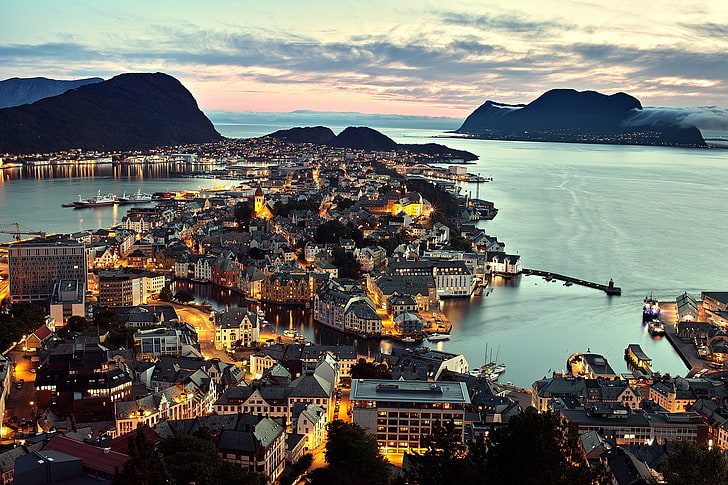 въздушна фотография на островни сгради, море, град, вечер, Норвегия, панорама, Олесунн, Олесунн, HD тапет