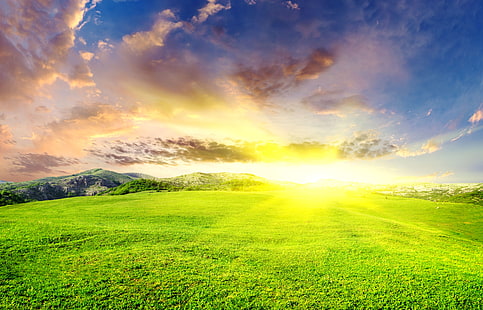 champ d'herbe verte, été, ciel, soleil, nuages, paysage, montagnes, clairière, vert, éblouissant, rayon de soleil, Fond d'écran HD HD wallpaper