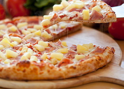 пицца с ветчиной и ананасом, пицца, ломтик, колбаса, сыр, доска, стол, HD обои HD wallpaper