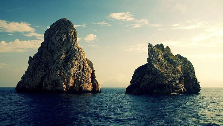 تشكيلان صخريان في وسط البحر ، الصخور ، البحر ، التكوين الصخري ، الجزيرة ، السحب ، الطبيعة، خلفية HD