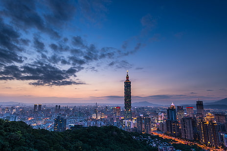 Китай, град Типей вечер, Китай, Тайван, Тайпе, град, вечер, здрач, хълмове, син, небе, облаци, залез, кула, сграда, къща, светлини, осветление, форма, височина, панорама, HD тапет HD wallpaper