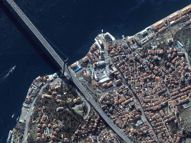 صورة بزاوية منخفضة لمدينة مع جسر بالقرب من المسطح المائي ، إسطنبول ، تركيا ، منظر جوي ، cityscape، خلفية HD