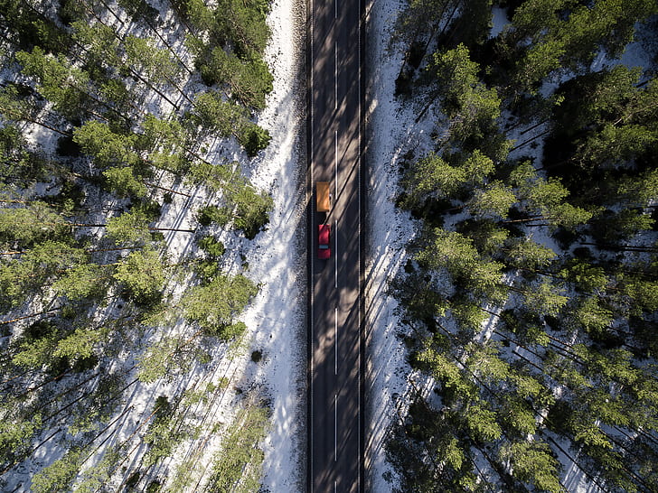 дорога, деревья, снег, задняя коляска, машина, дрон фото, вид с воздуха, лес, солнечный свет, HD обои