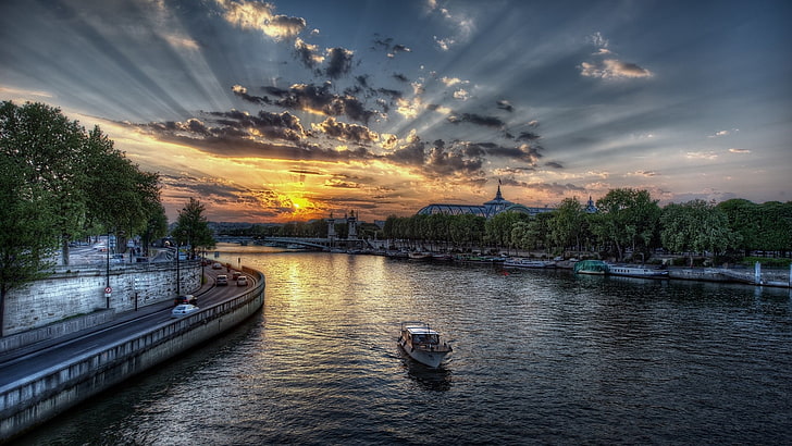 fotografía aérea de velero en el agua, naturaleza, HDR, puesta de sol, río, París, luz solar, nubes, cielo, paisaje urbano, Fondo de pantalla HD