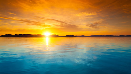ruhiges Gewässer über Silhouette des Berges während der goldenen Stunde, Sonnenuntergang, Landschaft, Horizont, HD-Hintergrundbild HD wallpaper
