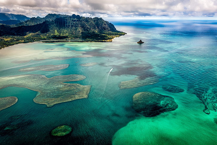 klarer See und grauer Berg digitales Tapeten, Natur, Hawaii, Landschaft, Berge, Wolken, Wasser, Luftaufnahme, Vogelperspektive, Oahu, HD-Hintergrundbild