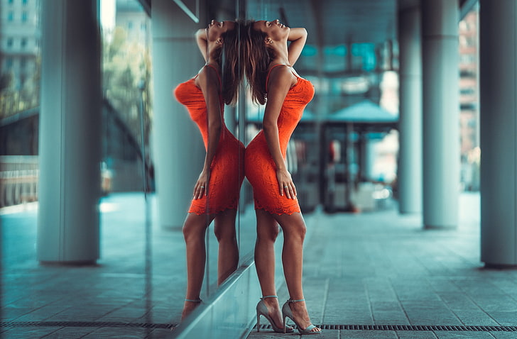Frauen, gebräunt, orange Kleid, Glas, Reflexion, hohe Absätze, geschlossene Augen, HD-Hintergrundbild