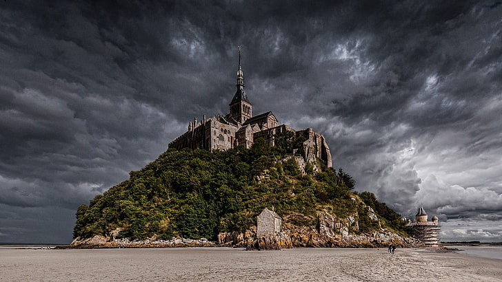 ปราสาทคอนกรีตสีน้ำตาลบนเนินเขาธรรมชาติปราสาทเกาะชายหาด Mont Saint-Michel Abbey, วอลล์เปเปอร์ HD