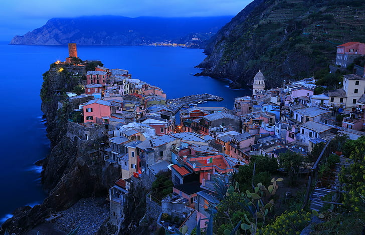 Notte di città in Italia, Italia, rocce, luci, città, case, mare, notte, Sfondo HD