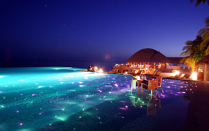 plan d'eau et chaises, eau, plage, ciel, Maldives, incandescent, piscine, hôtel, cabane, chaise, cyan, soirée, Fond d'écran HD