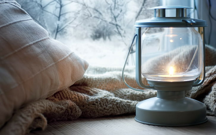 Lampa naftowa, lampa naftowa, świeca, pudełko, poduszka, koc, zima, śnieg, komfort, Tapety HD