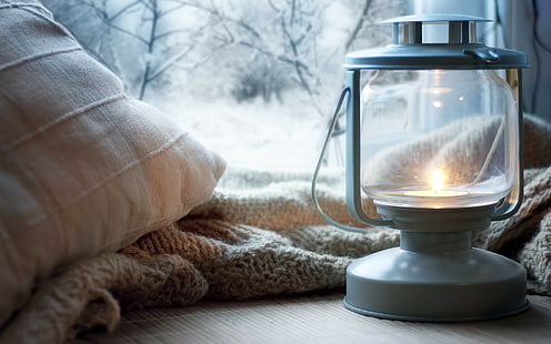Lampa naftowa, lampa naftowa, świeca, pudełko, poduszka, koc, zima, śnieg, komfort, Tapety HD HD wallpaper