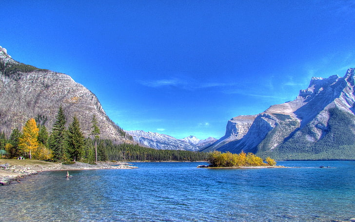 バンフ国立公園、カナダ、空、山、ビーチ、湖、 HDデスクトップの壁紙