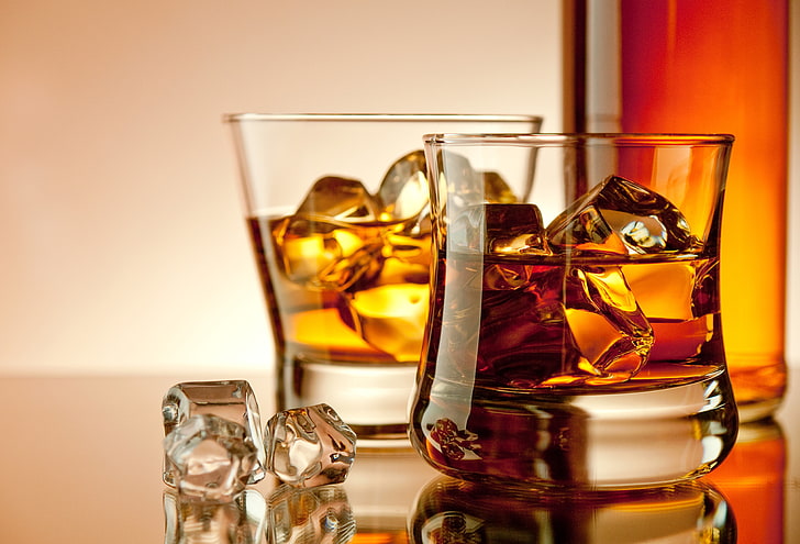 две круглые прозрачные стеклянные рюмки, лед, кубики, бутылка, бокалы, алкоголь, напиток, виски, HD обои
