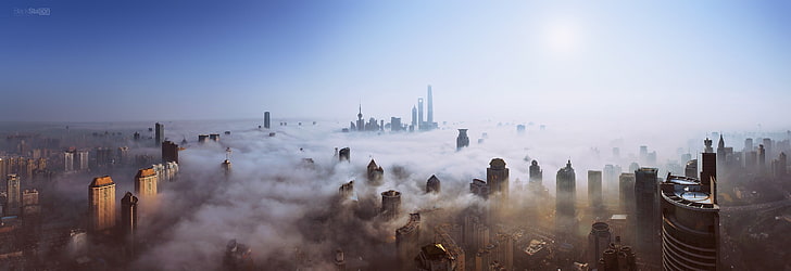 Edificio de hormigón gris, rascacielos, niebla, alturas, cielo, sol, paisaje urbano, Shanghai, ultra ancho, Fondo de pantalla HD