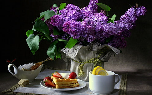 naturaleza, flores, comida, taza, fresas, flores moradas, lila, Fondo de pantalla HD HD wallpaper