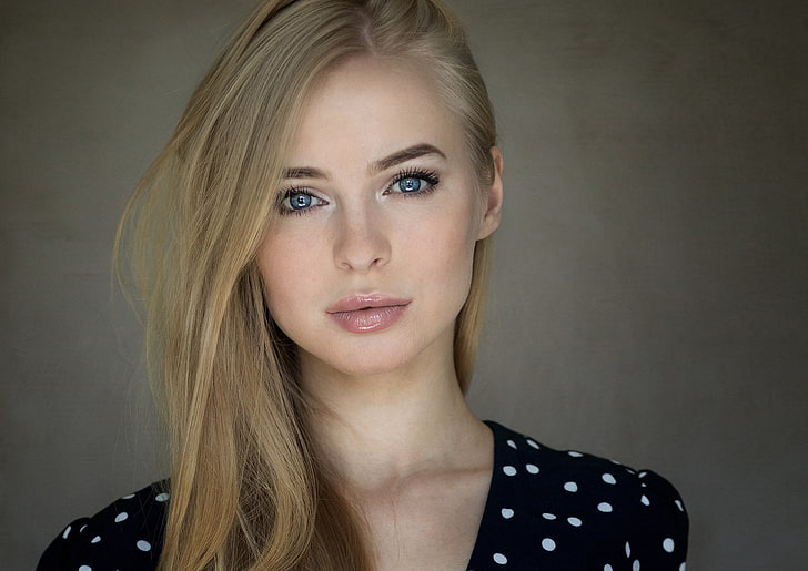 Frauen, Blondine, Porträt, blaue Augen, einfacher Hintergrund, Victoria Pichkurova, rosa Lippenstift, langes Haar, Kleid, HD-Hintergrundbild