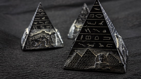 черно-бяла дървена маса, пирамида, йероглифи, HD тапет HD wallpaper