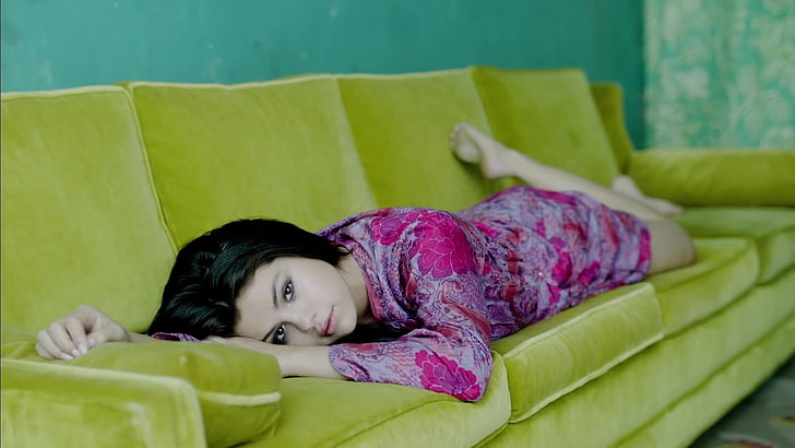 Selena Gomez, wanita, selebriti, berbaring di depan, rambut hitam, Wallpaper HD