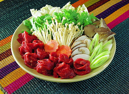 овощное салатное блюдо, грибы, овощи, мясо, HD обои HD wallpaper