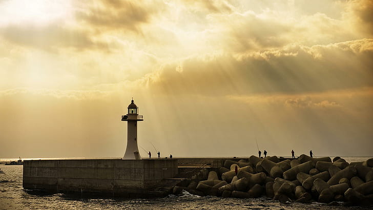 Sunshine on the Lighthouse HD, clouds, fishers, lighthouse, sea, sunshine, HD wallpaper