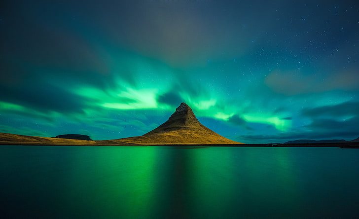 brown rock formation, reflection, Northern lights, Iceland, Kirkjufell, aurora borealis, slande, HD wallpaper