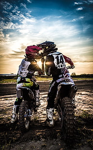 черен ендуро мотоциклет, мотокрос, целувка, любов, мото, спорт, залез, HD тапет HD wallpaper