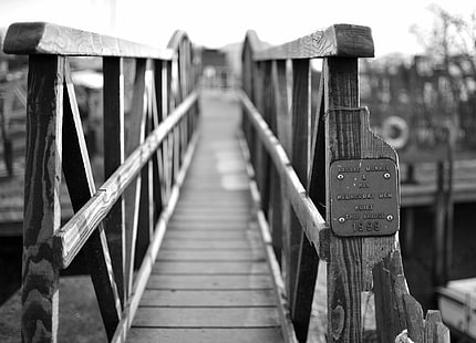 scala di grigi foto di ponte di legno, vo, ponte pedonale, scala di grigi, foto, ponte di legno, accesso, dof, mercoledì, uomini, legno - Materiale, bianco e nero, fuori, natura, Sfondo HD HD wallpaper