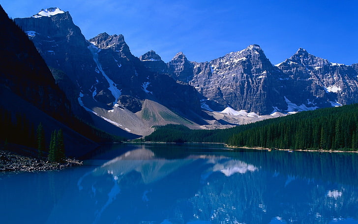 ภูเขาใกล้แหล่งน้ำ, ทะเลสาบ Moraine, ทะเลสาบ, ธรรมชาติ, ภูมิประเทศ, ภูเขา, น้ำ, การสะท้อน, ต้นไม้, ป่า, แคนาดา, อัลเบอร์ต้า, อุทยานแห่งชาติแบมฟ์, วอลล์เปเปอร์ HD
