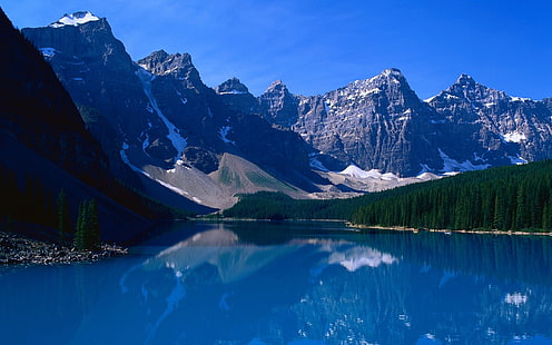 جبل بالقرب من جسم مائي ، بحيرة مورين ، بحيرة ، طبيعة ، منظر طبيعي ، جبال ، ماء ، انعكاس ، أشجار ، غابة ، كندا ، ألبرتا ، حديقة بانف الوطنية، خلفية HD HD wallpaper