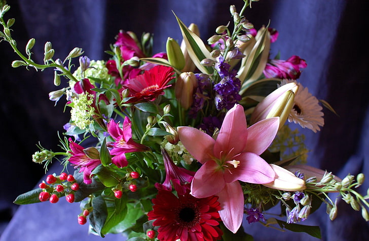 rosa, weiße und purpurrote Blumenanordnung, Gerbera, Lilie, Alstroemeria, Blumen, Blumensträuße, Zusammensetzung, HD-Hintergrundbild